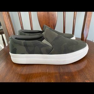 Womens Cushionaire sneakers